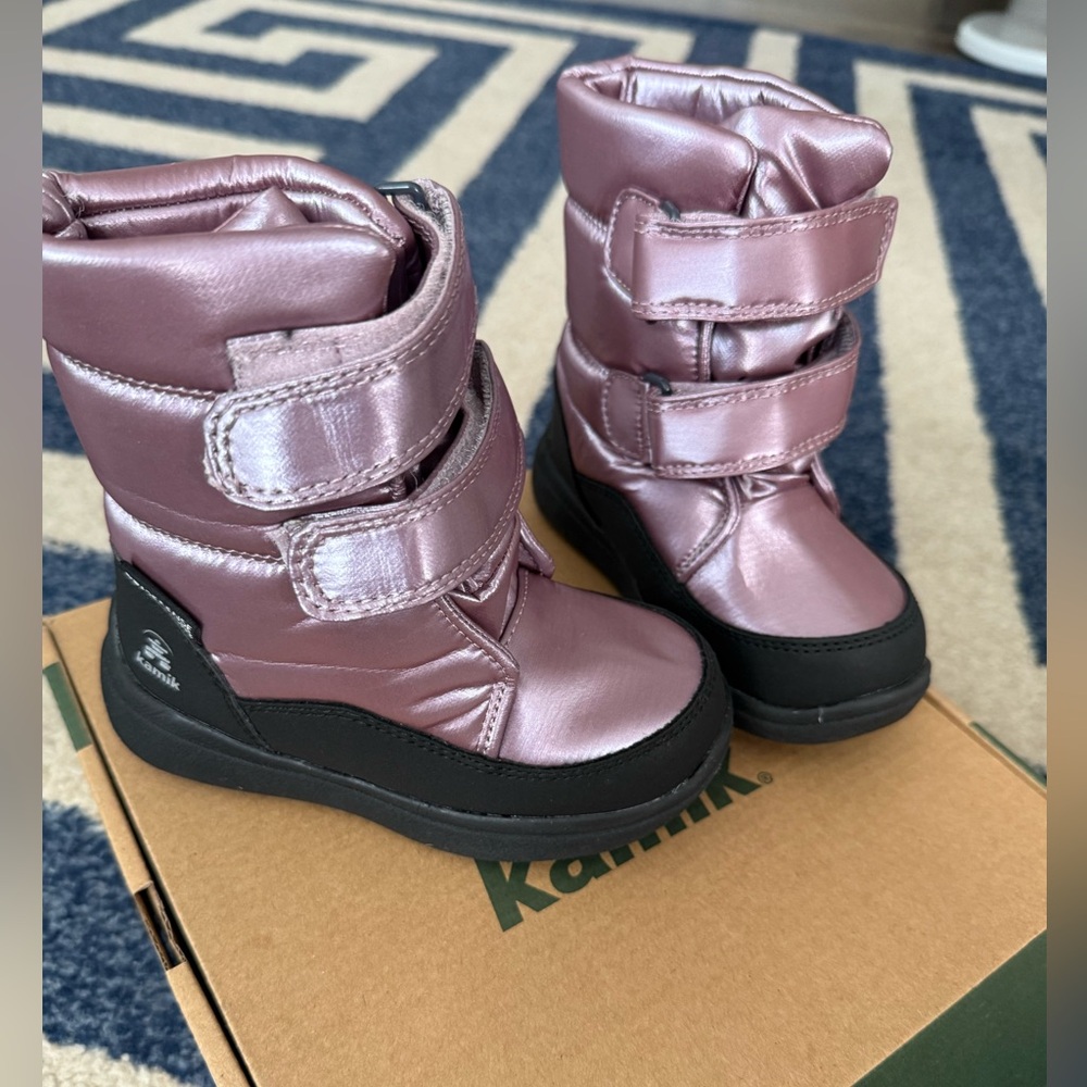 Kamik snow boots, toddler size 9, EU 26, UK 8.5
Rose color , new
